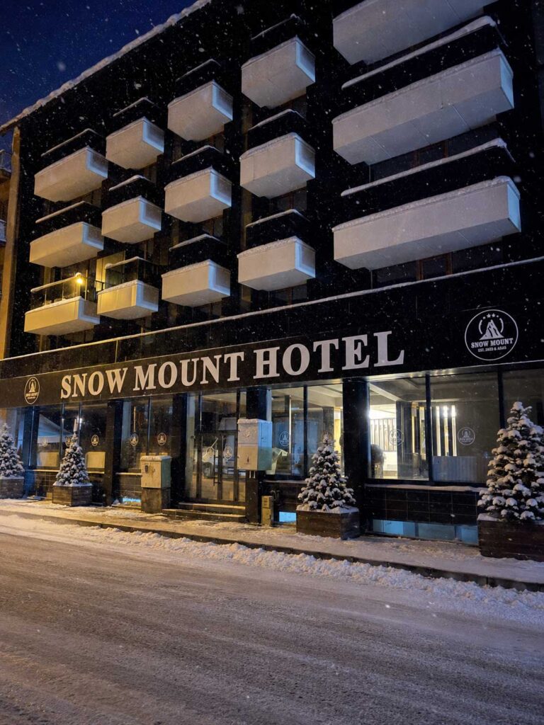Sarıkamış'ta Snow Mount Ski Hotel & SPA'nın karlı gece dış cephe görünümü
